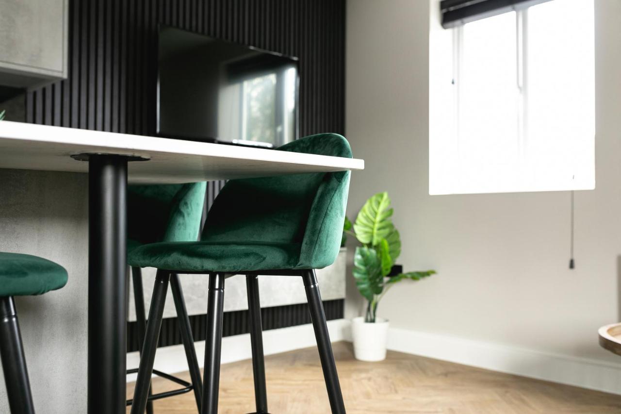 Skyvillion - Cozy Large 4 & 1 Bed Apartments In London Enfield, Mins To Tube Station, Free Wi-Fi Kültér fotó