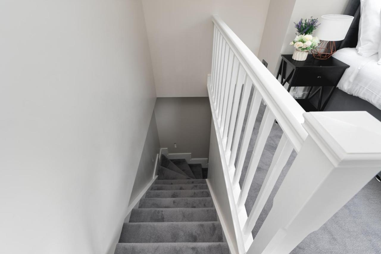 Skyvillion - Cozy Large 4 & 1 Bed Apartments In London Enfield, Mins To Tube Station, Free Wi-Fi Kültér fotó