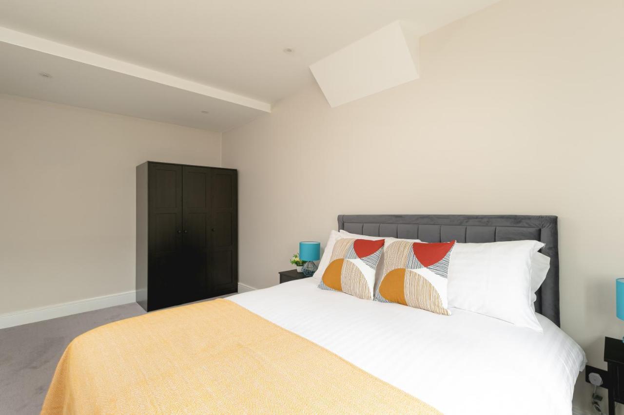 Skyvillion - Cozy Large 4 & 1 Bed Apartments In London Enfield, Mins To Tube Station, Free Wi-Fi Kültér fotó