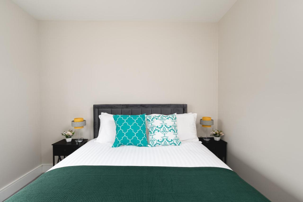 Skyvillion - Cozy Large 4 & 1 Bed Apartments In London Enfield, Mins To Tube Station, Free Wi-Fi Kültér fotó