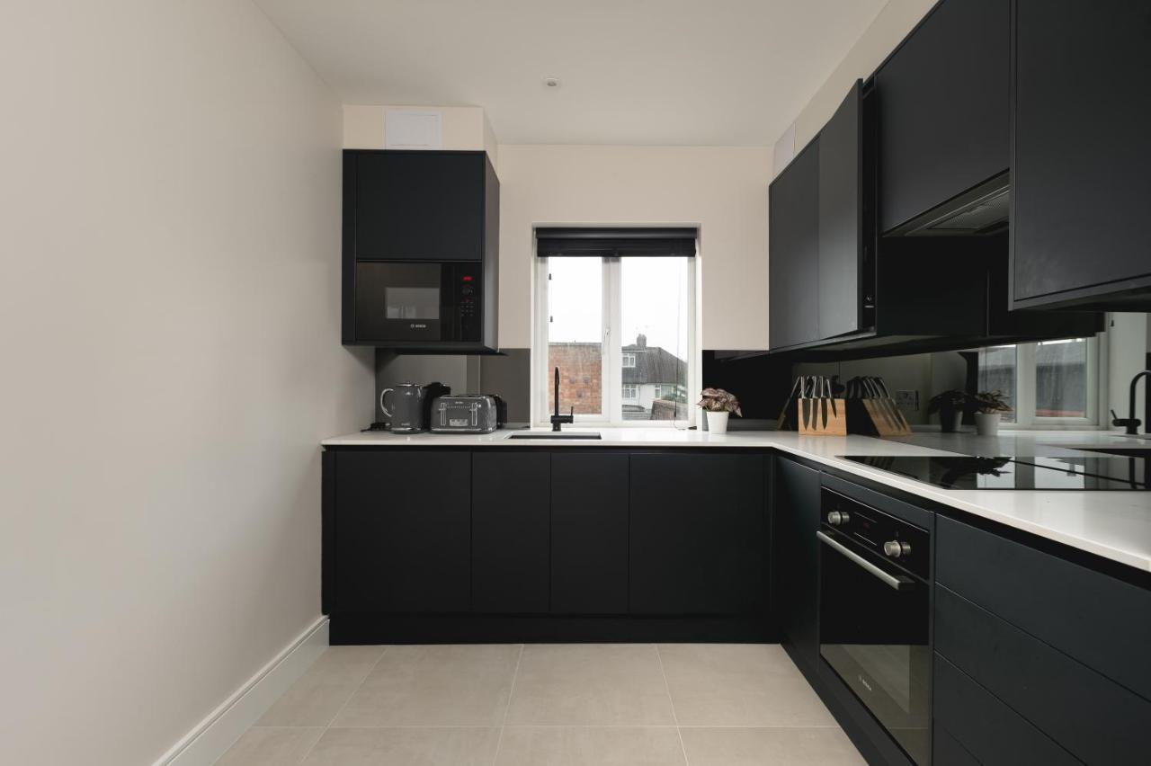 Skyvillion - Cozy Large 4 & 1 Bed Apartments In London Enfield, Mins To Tube Station, Free Wi-Fi Kültér fotó