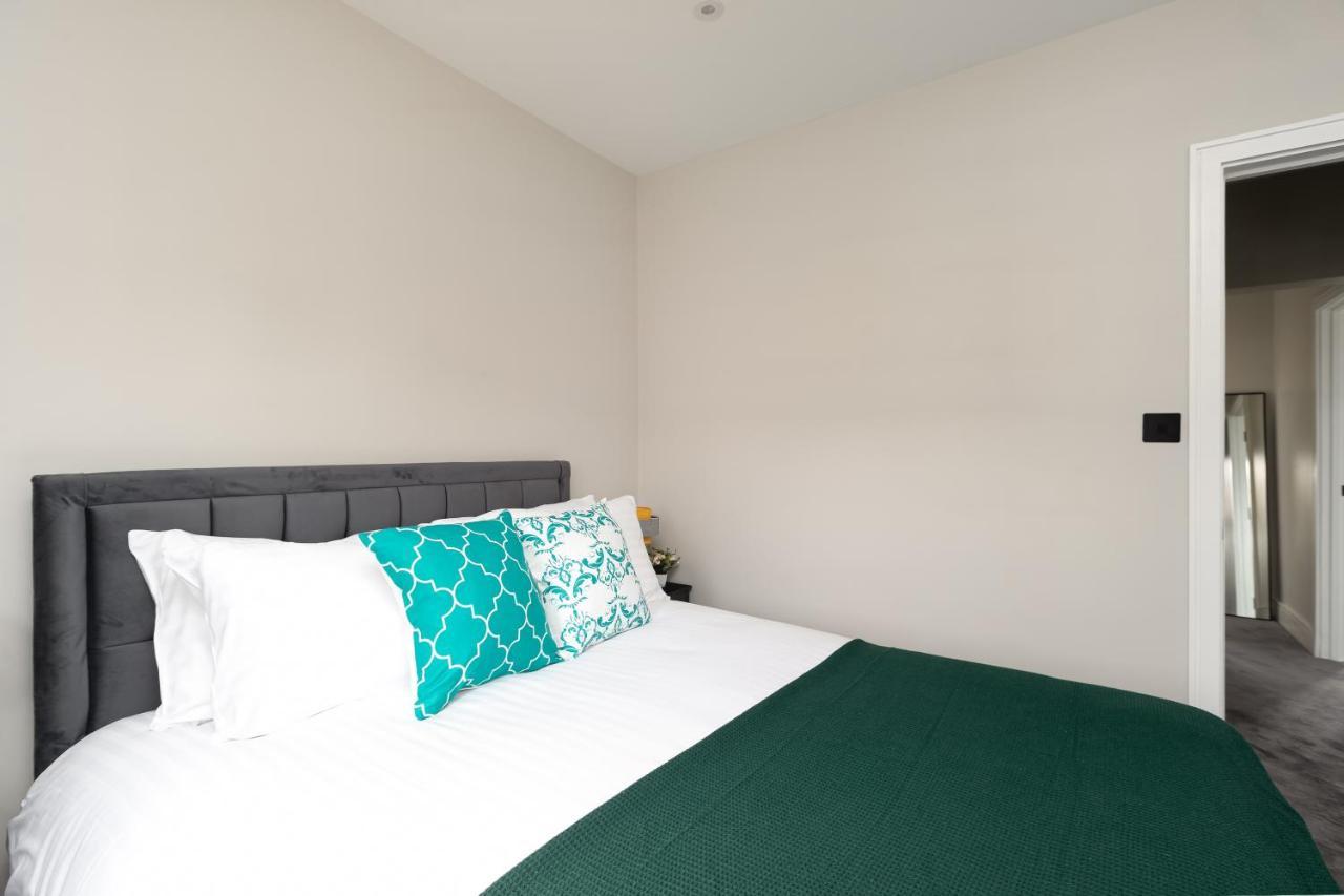 Skyvillion - Cozy Large 4 & 1 Bed Apartments In London Enfield, Mins To Tube Station, Free Wi-Fi Kültér fotó