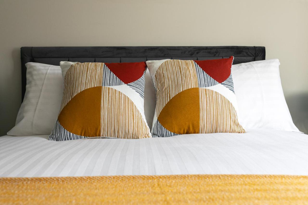 Skyvillion - Cozy Large 4 & 1 Bed Apartments In London Enfield, Mins To Tube Station, Free Wi-Fi Kültér fotó