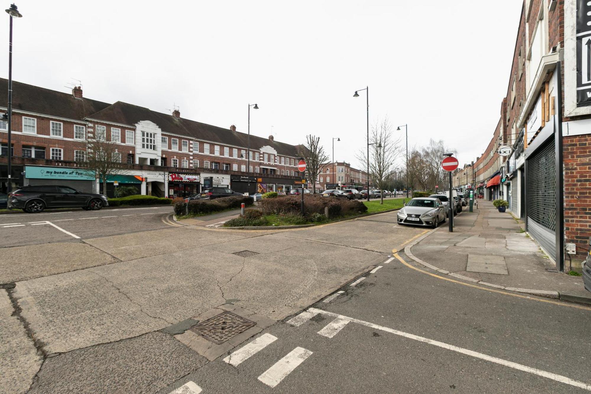 Skyvillion - Cozy Large 4 & 1 Bed Apartments In London Enfield, Mins To Tube Station, Free Wi-Fi Kültér fotó